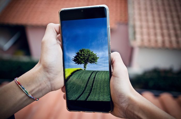 A mobile phone, the main link when helping a parent from another city